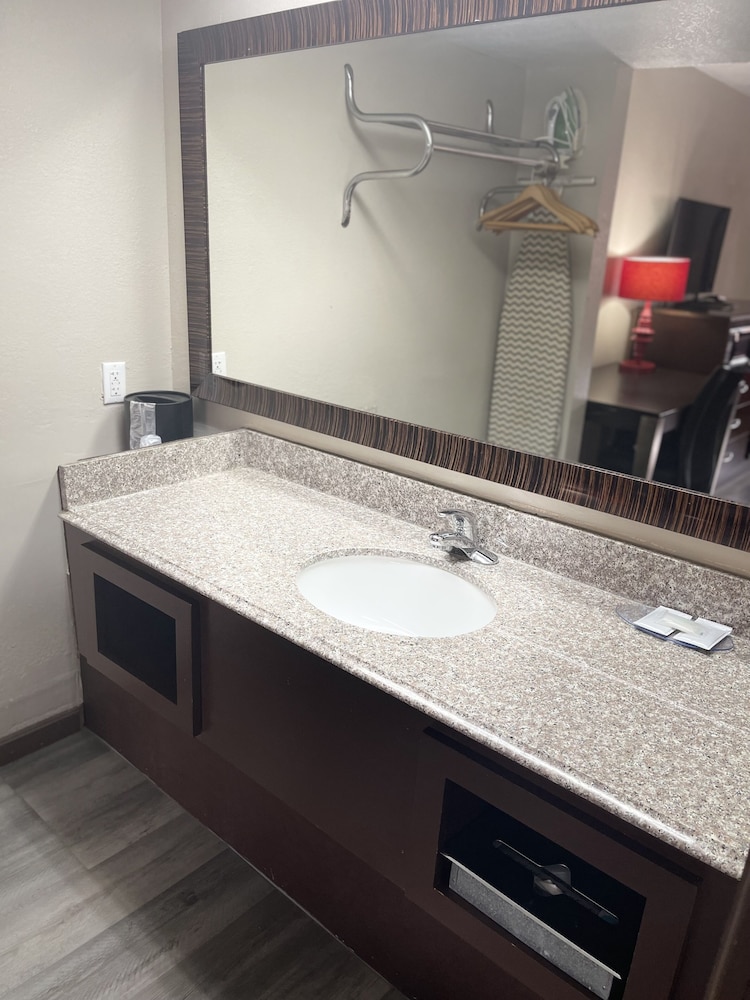 Royal Inn & Suites 23/24