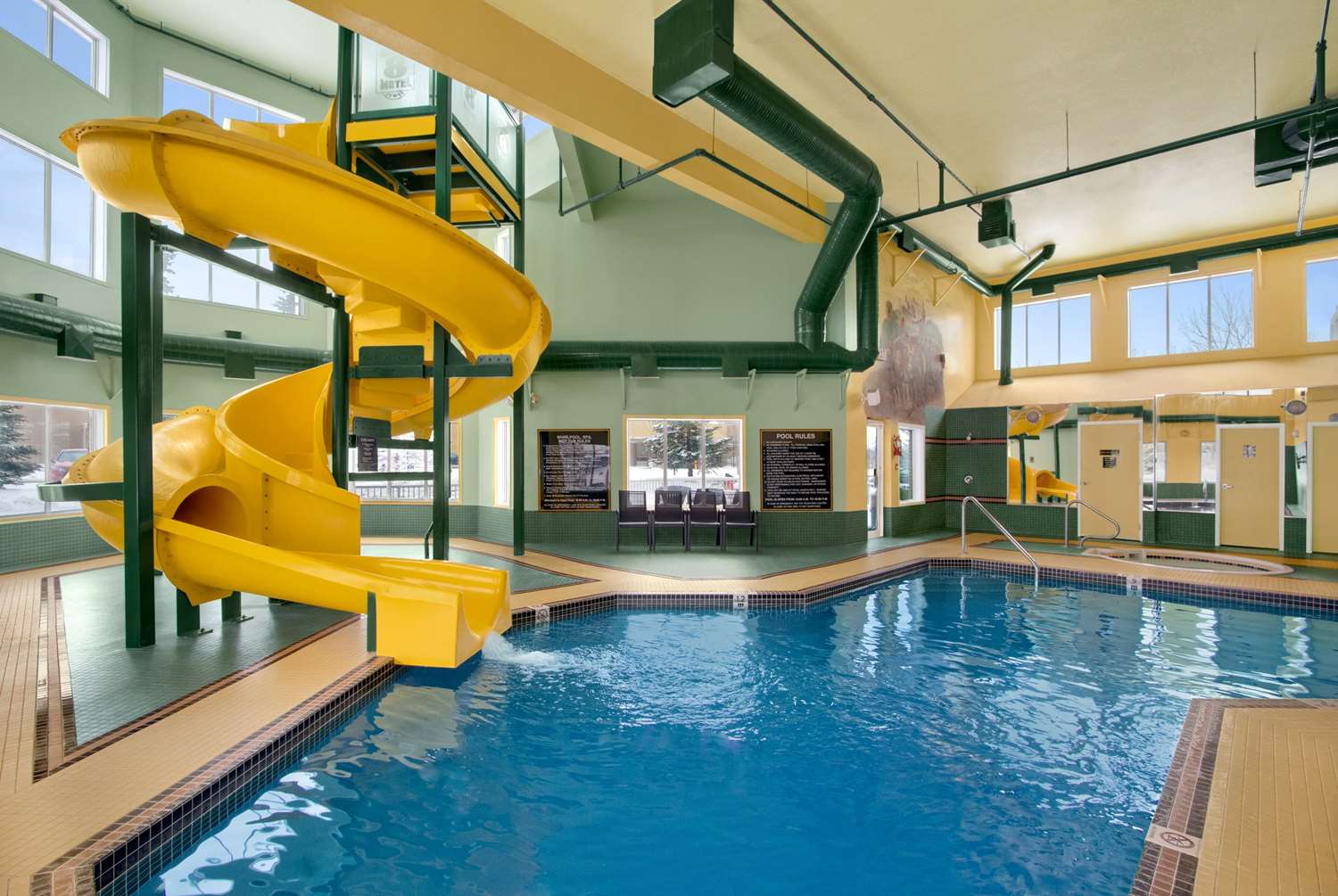 Super 8 by Wyndham Calgary Shawnessy Area 18/24