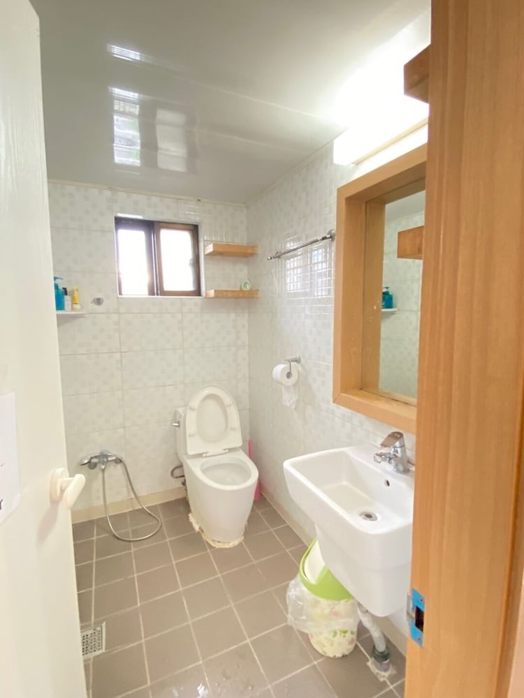 FEMALE DORM, FEMALE ONLY, 6 PEOPLE