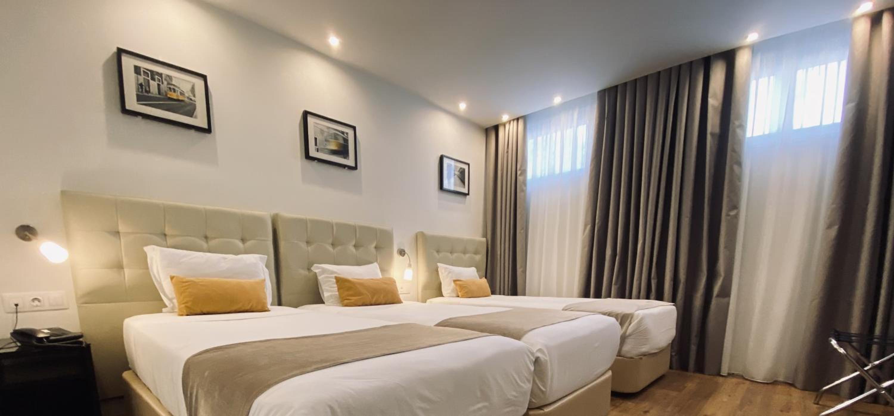 ROOM, TRIPLE, LOW FLOOR