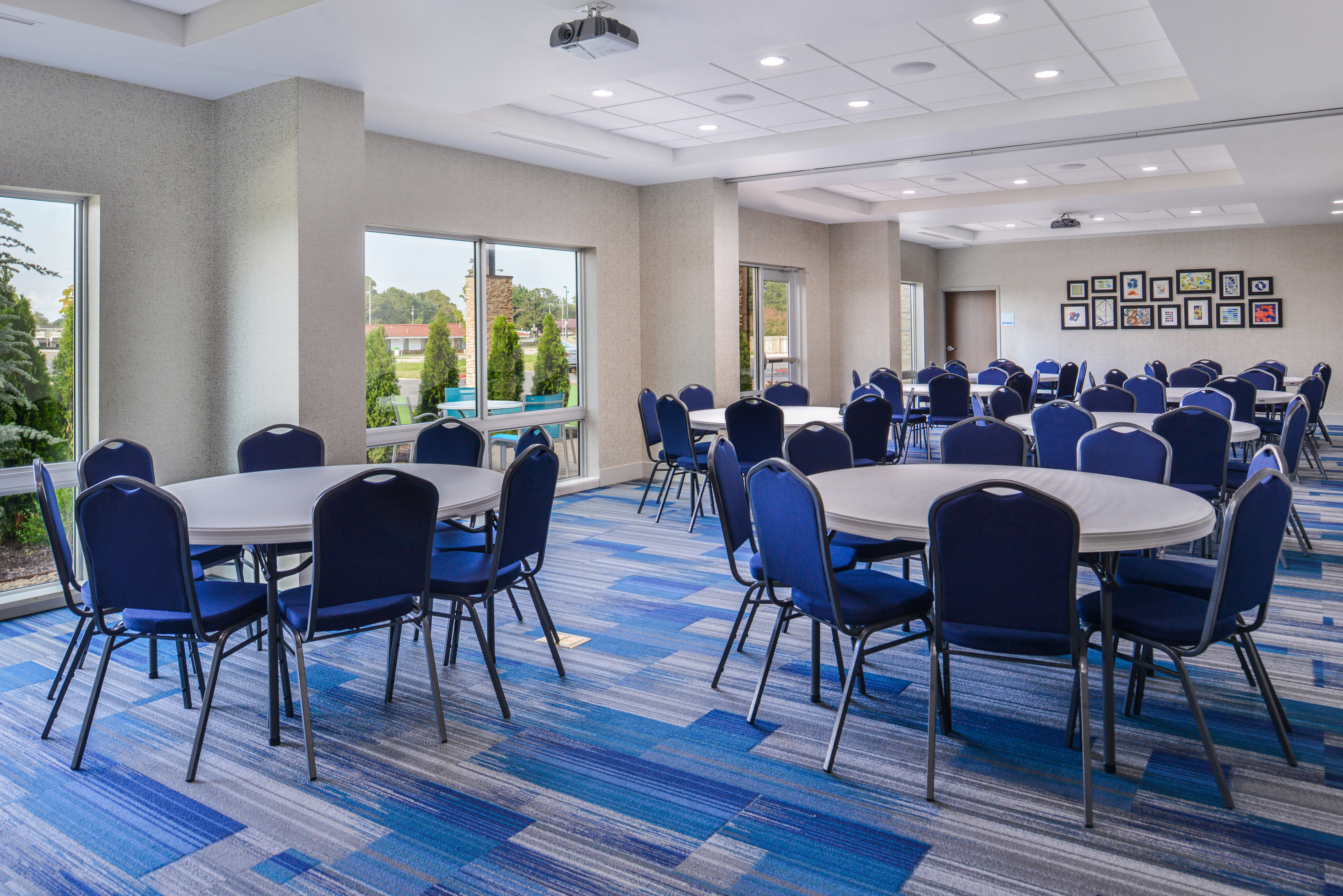Holiday Inn Express Suites Siloam Springs 54/57