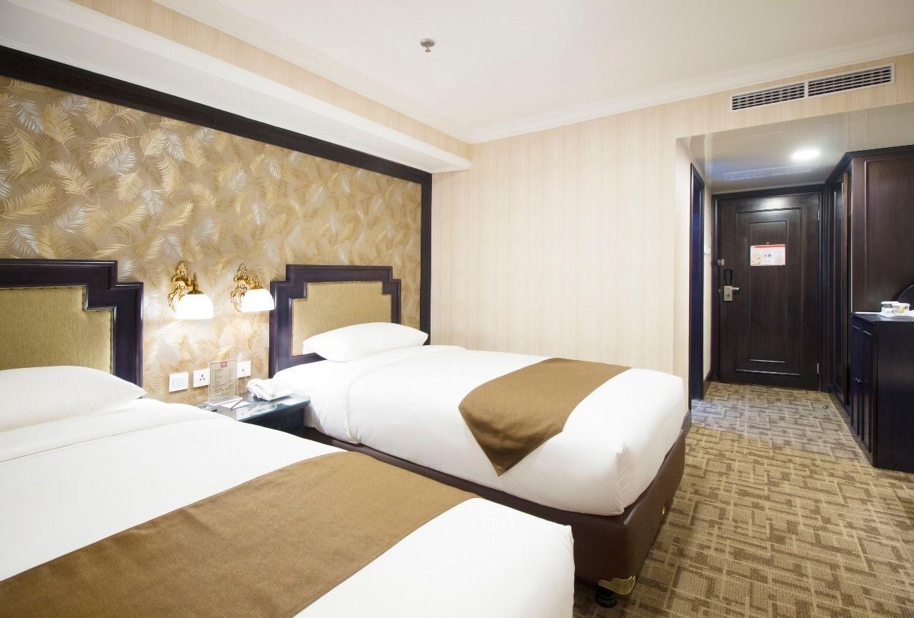 Deluxe, Suite, Queen and Twin Beds, No Window