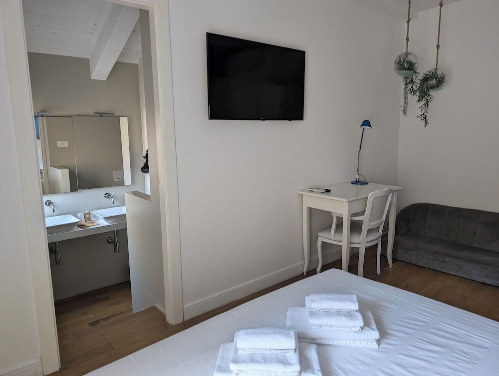 Cosmopolitan Central Rooms 29/36
