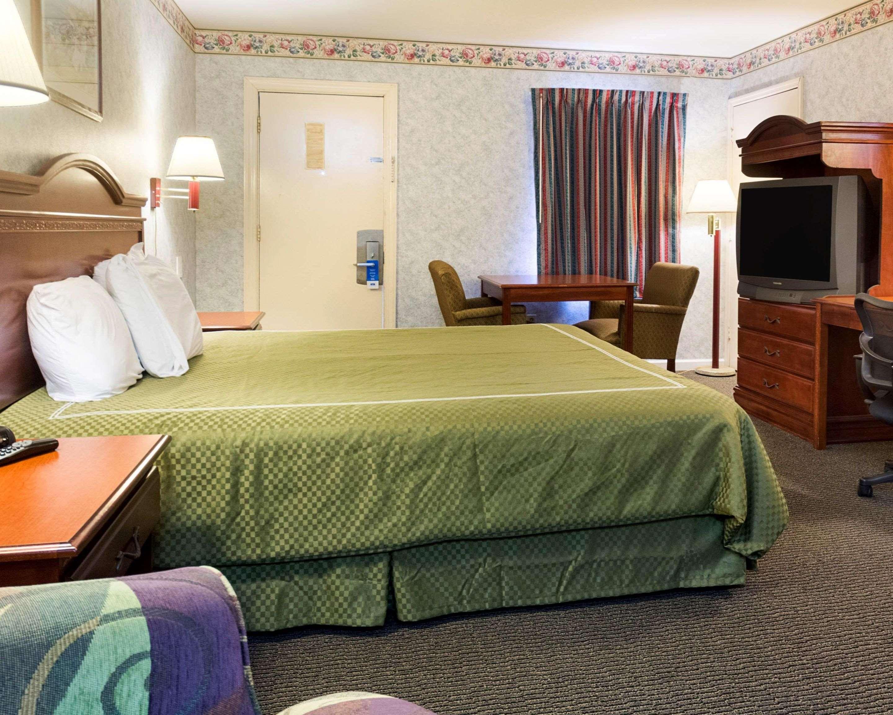 Rodeway Inn &amp; Suites Williamsburg 10/26