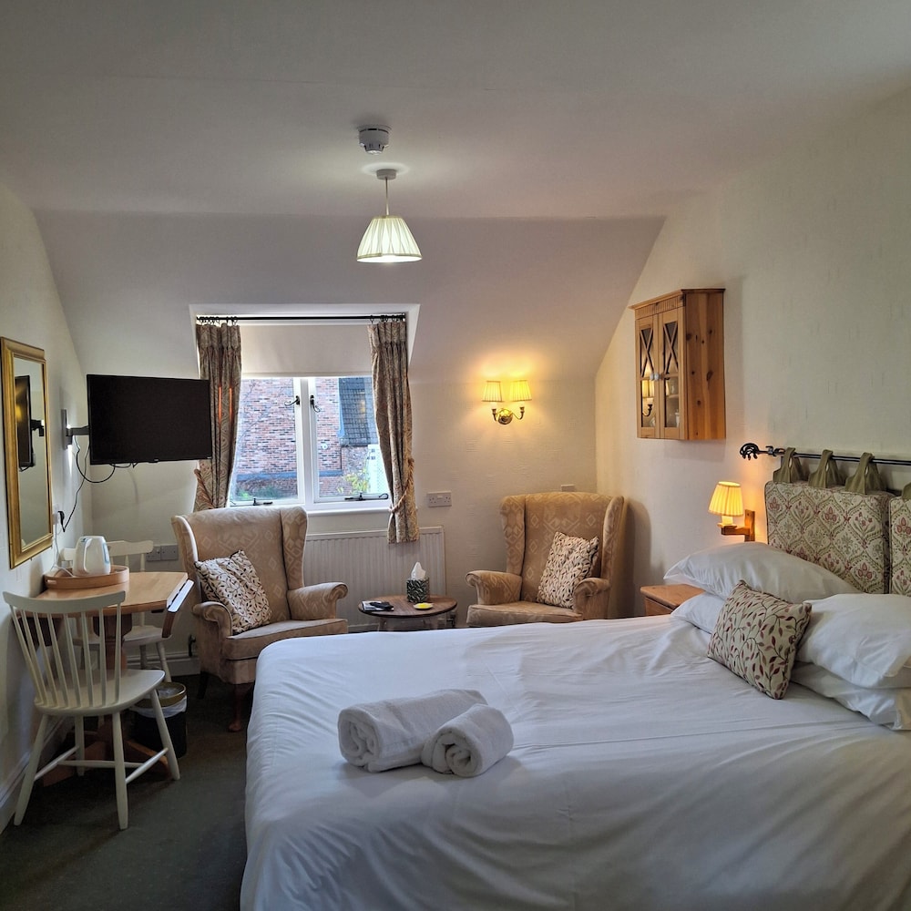 غرفة كلاسيكية بسرير كينج