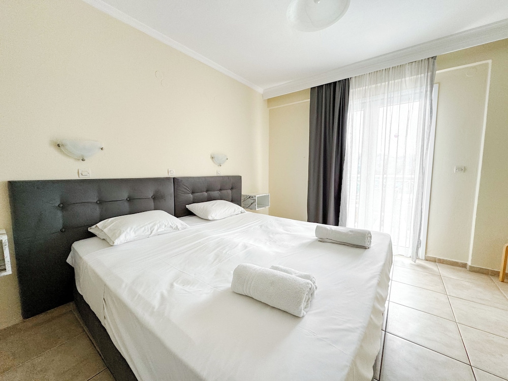 Superior, Double Bed, Lateral Side Pool View