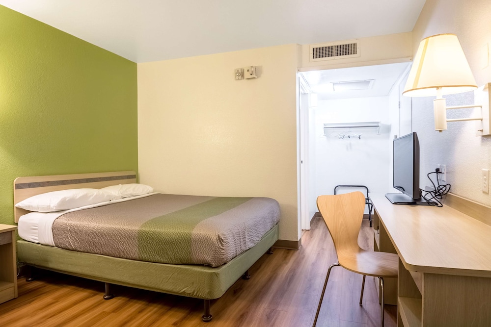 Motel6 Pueblo, CO - I-25 19/52