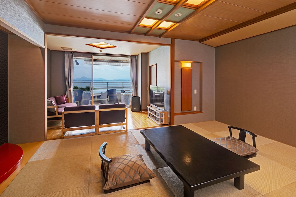 Japanese, 5 Futon Beds, Outdoor Bath