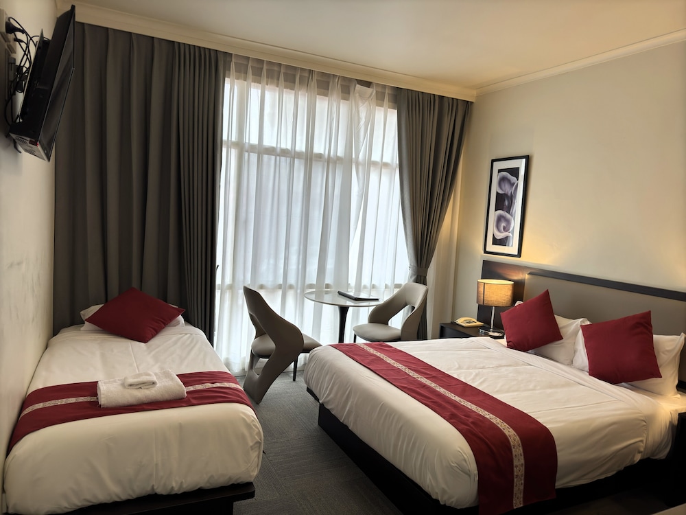 Comfort, 1 Queen and 1 Single Bed