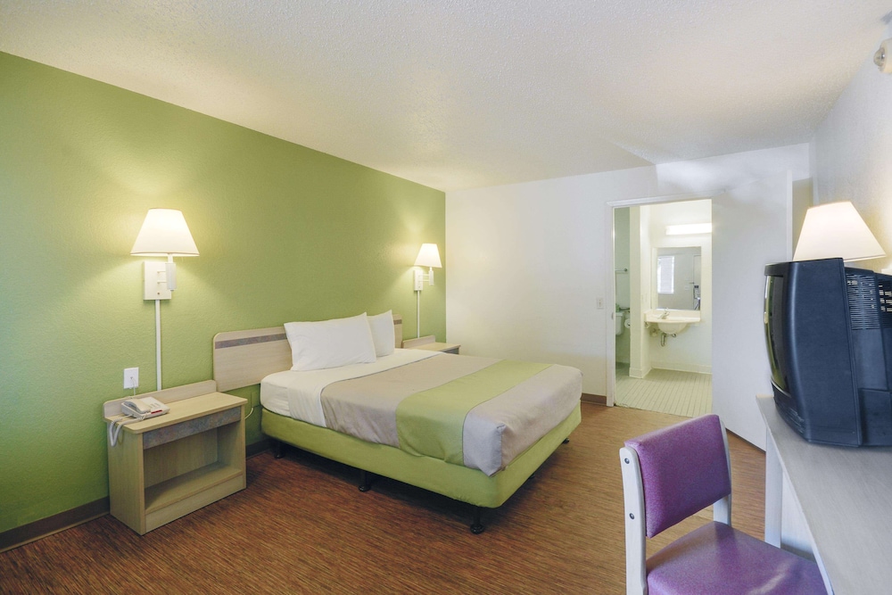 Motel6 Baytown, TX - Baytown East 24/63