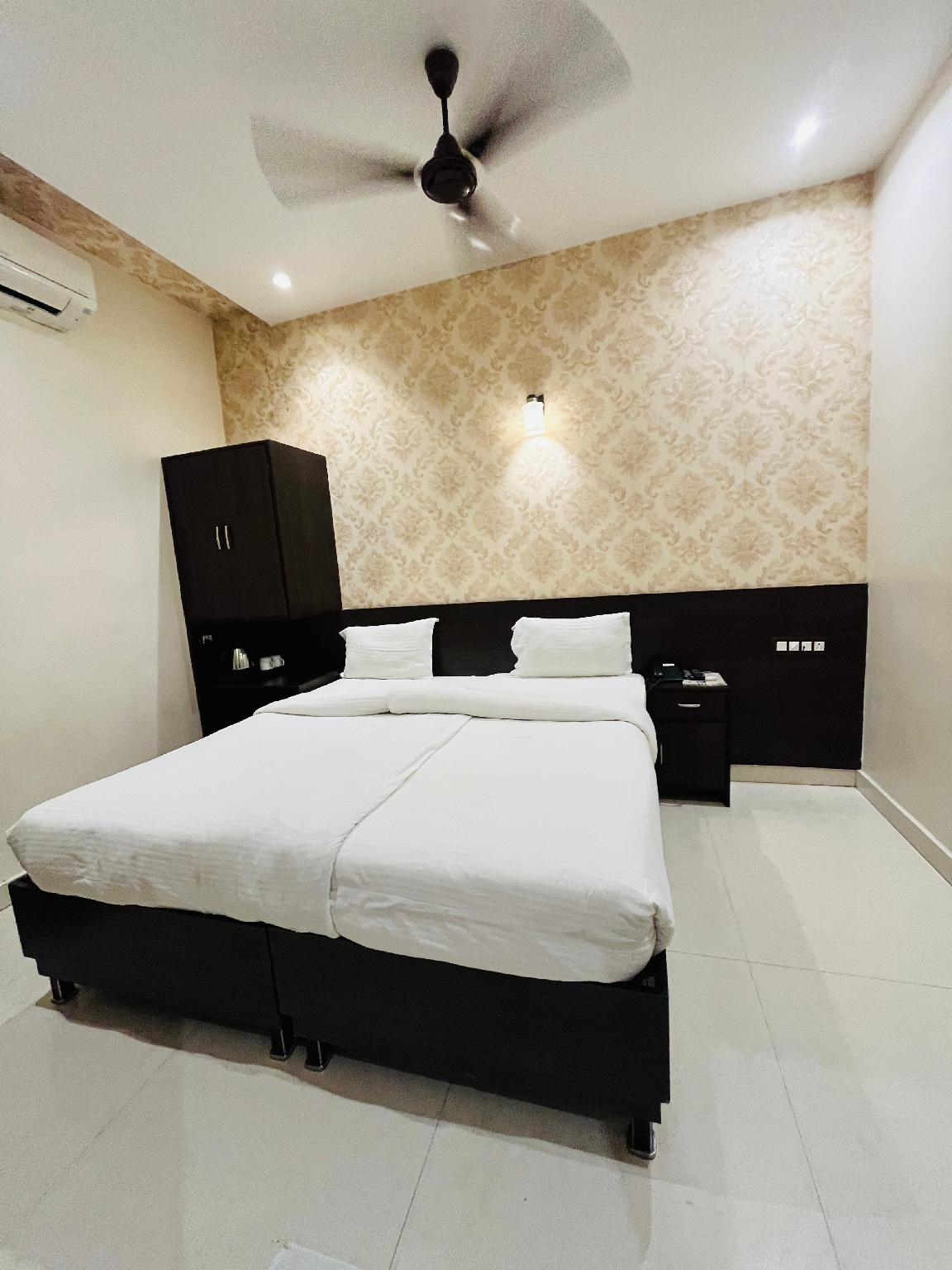 Oyo Rooms Mall Road Cantonment 17/46
