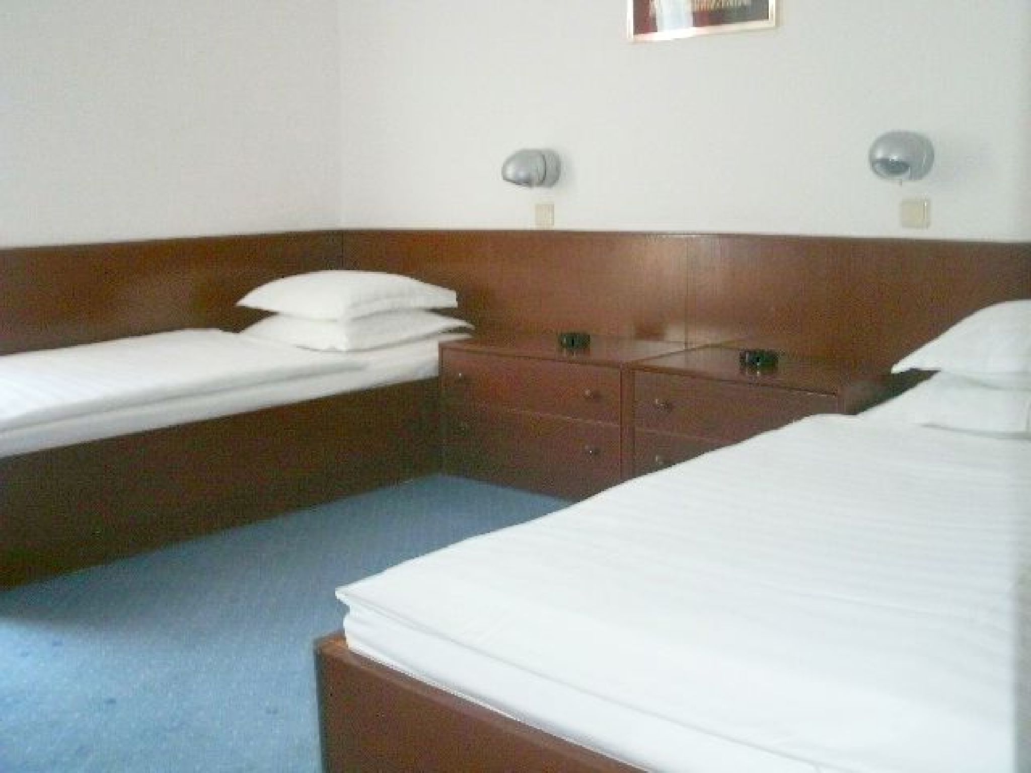 ECONOMY, TWIN BEDS
