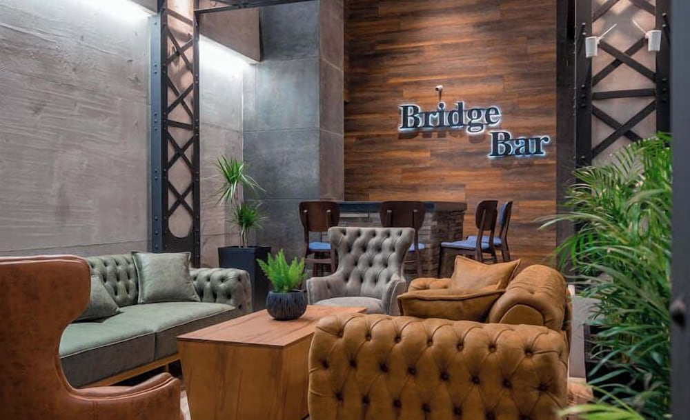 Bridge Hotel 29/32