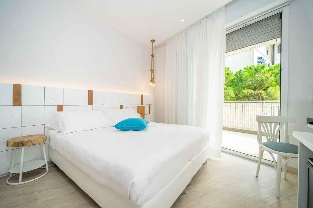 DELUXE, DOUBLE BED