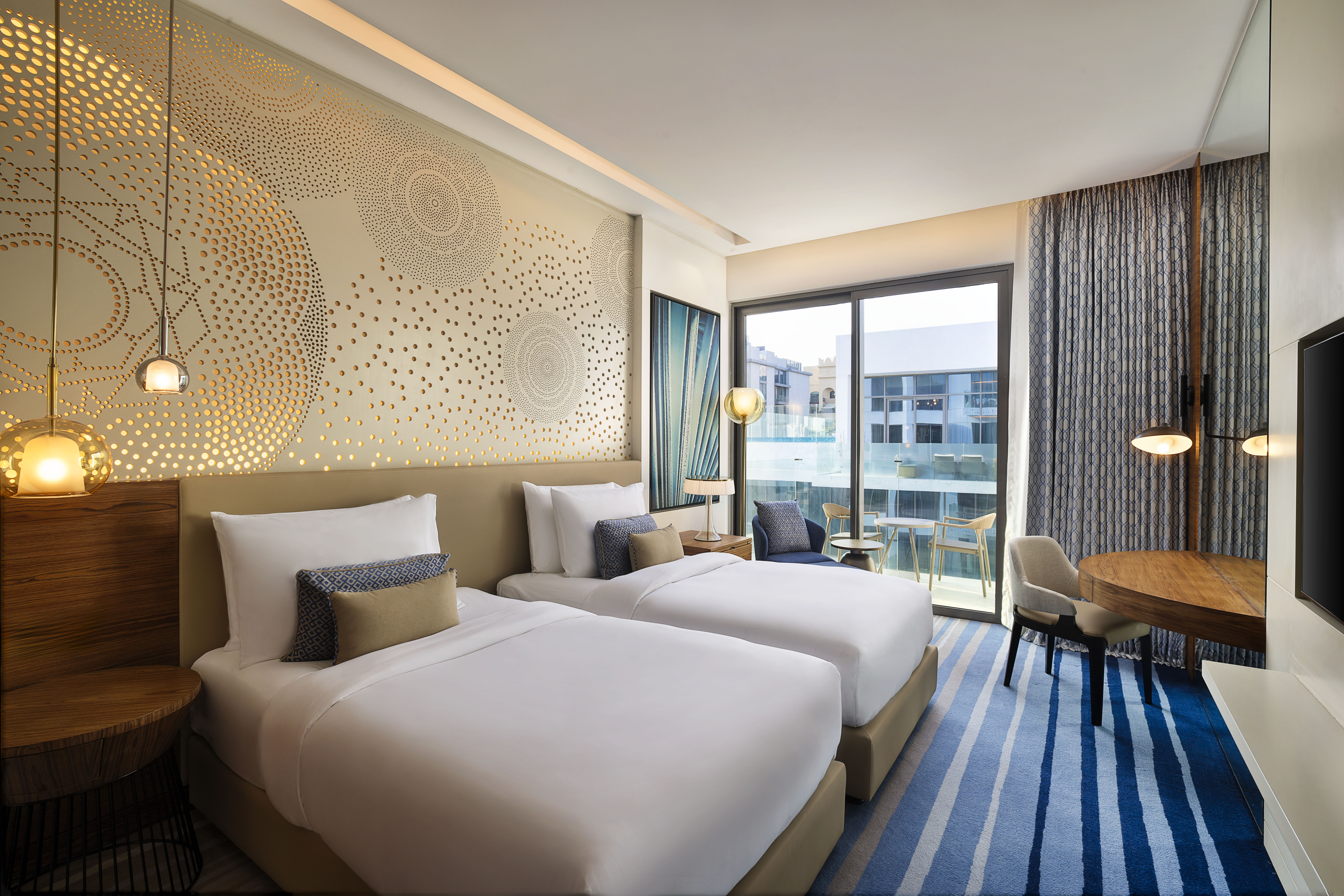 DELUXE, TWIN BEDS, PARTIAL SEA VIEW, BALCONY