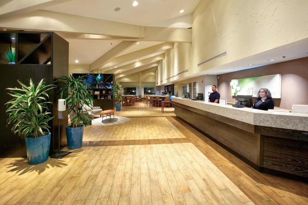 Holiday Inn Hotel And Suites 10/66