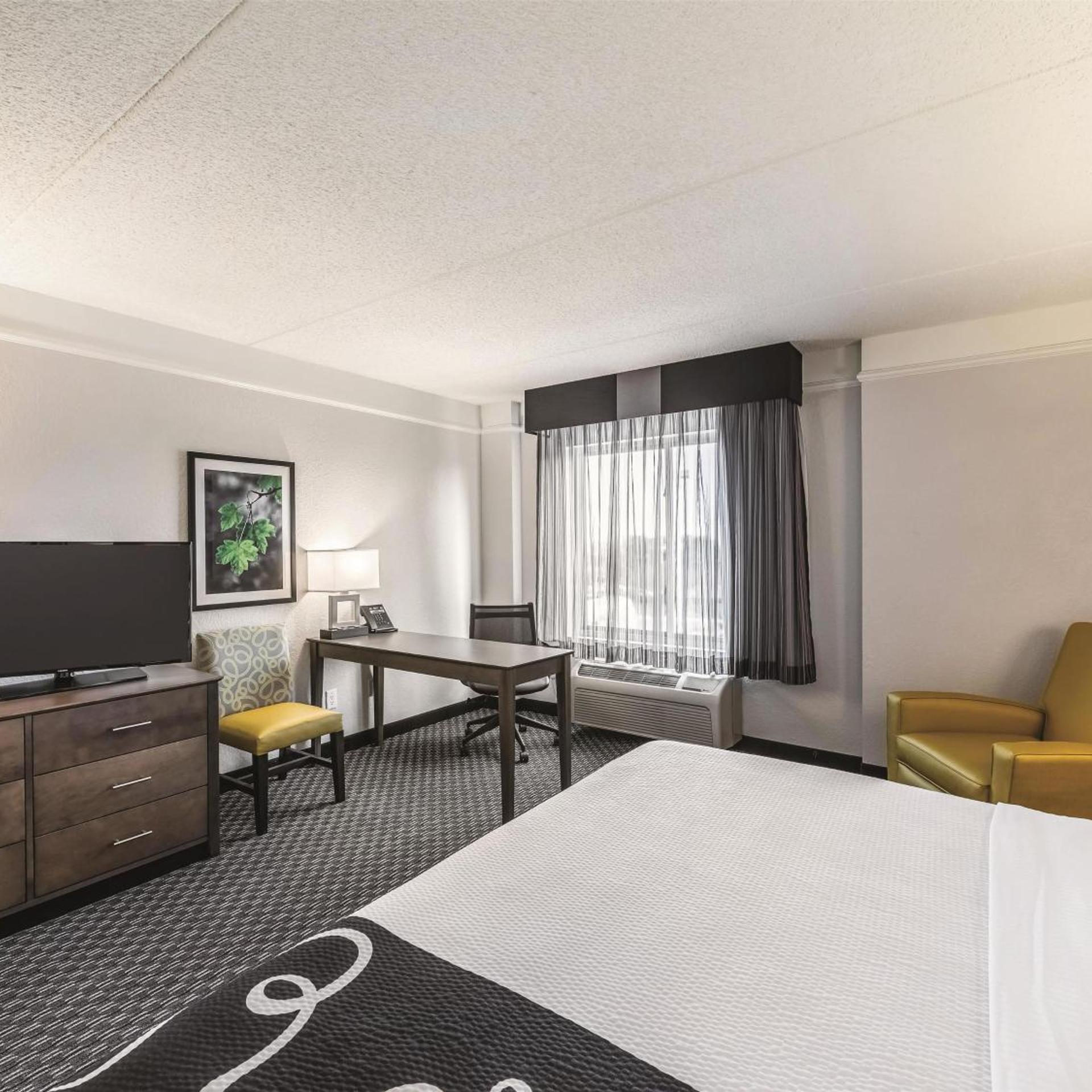غرفة بسرير كينج بحوض استحمام لذوي الإعاقة، La Quinta Inn & Suites by Wyndham Austin Airport 3/5