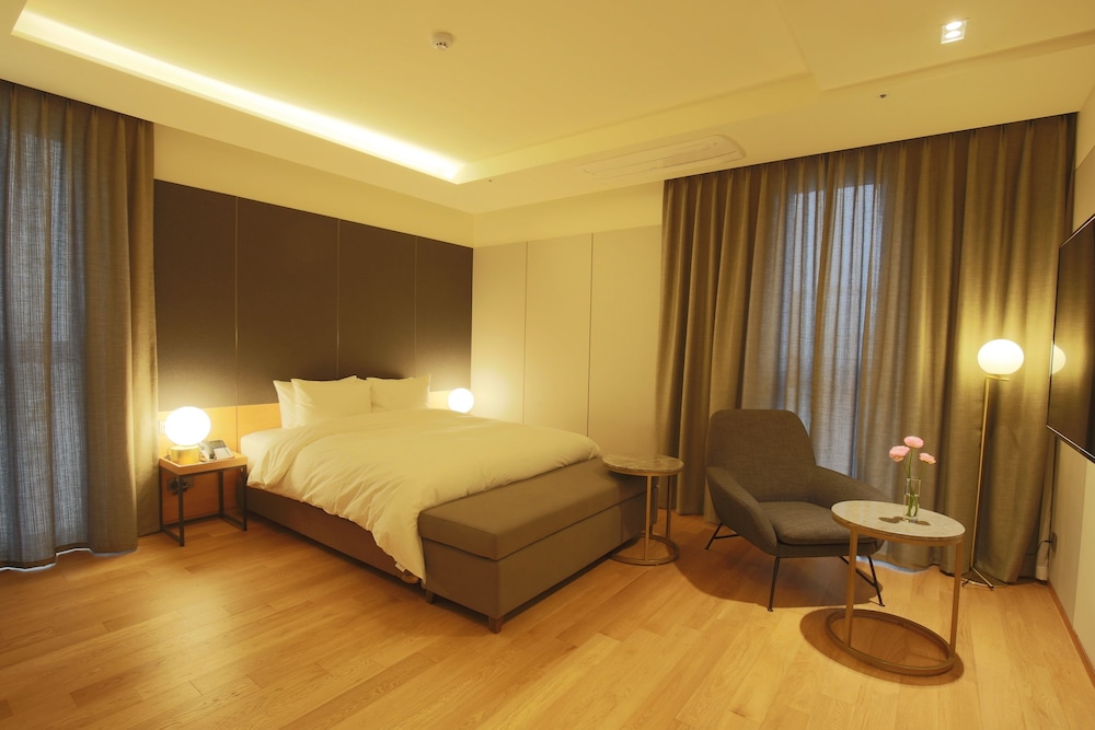 Hotel East9 12/69