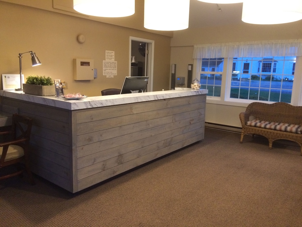 Holiday Hill Inn & Suites 13/61