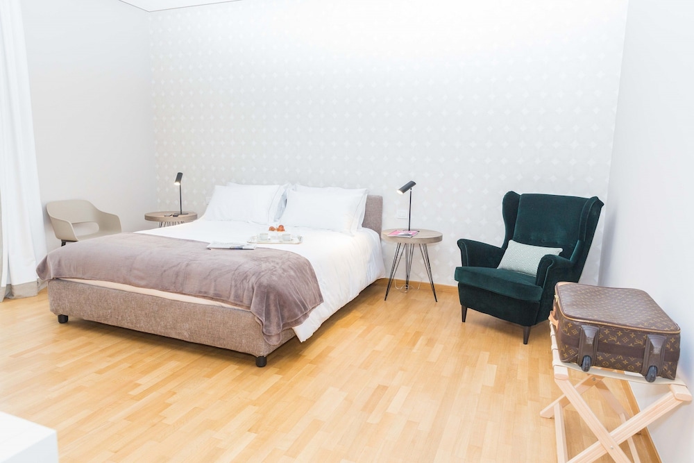 200 Rooms And Terrace 19/54