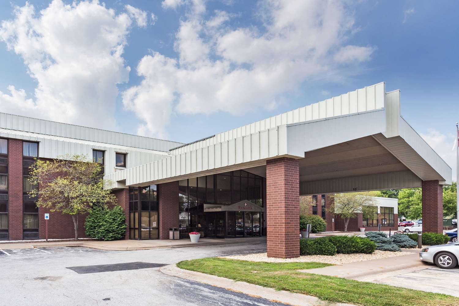 Ramada By Wyndham Bettendorf 14/17