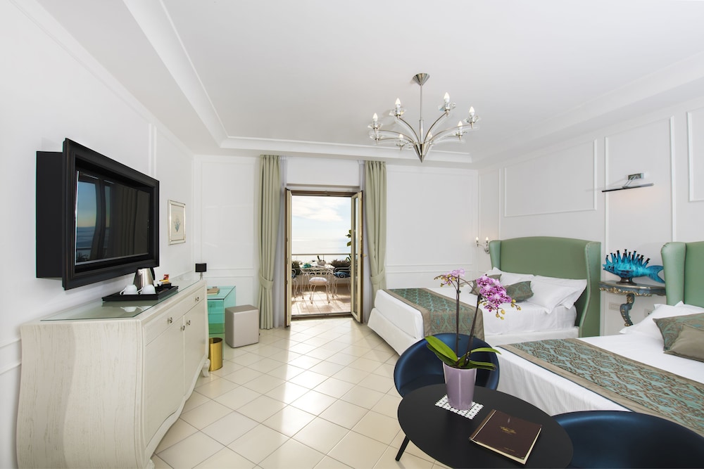Eden Roc Hotel 39/57