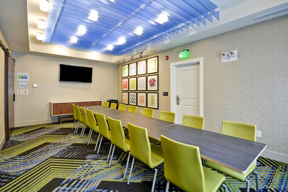 HOLIDAY INN EXPRESS EVANSVILLE 56/61
