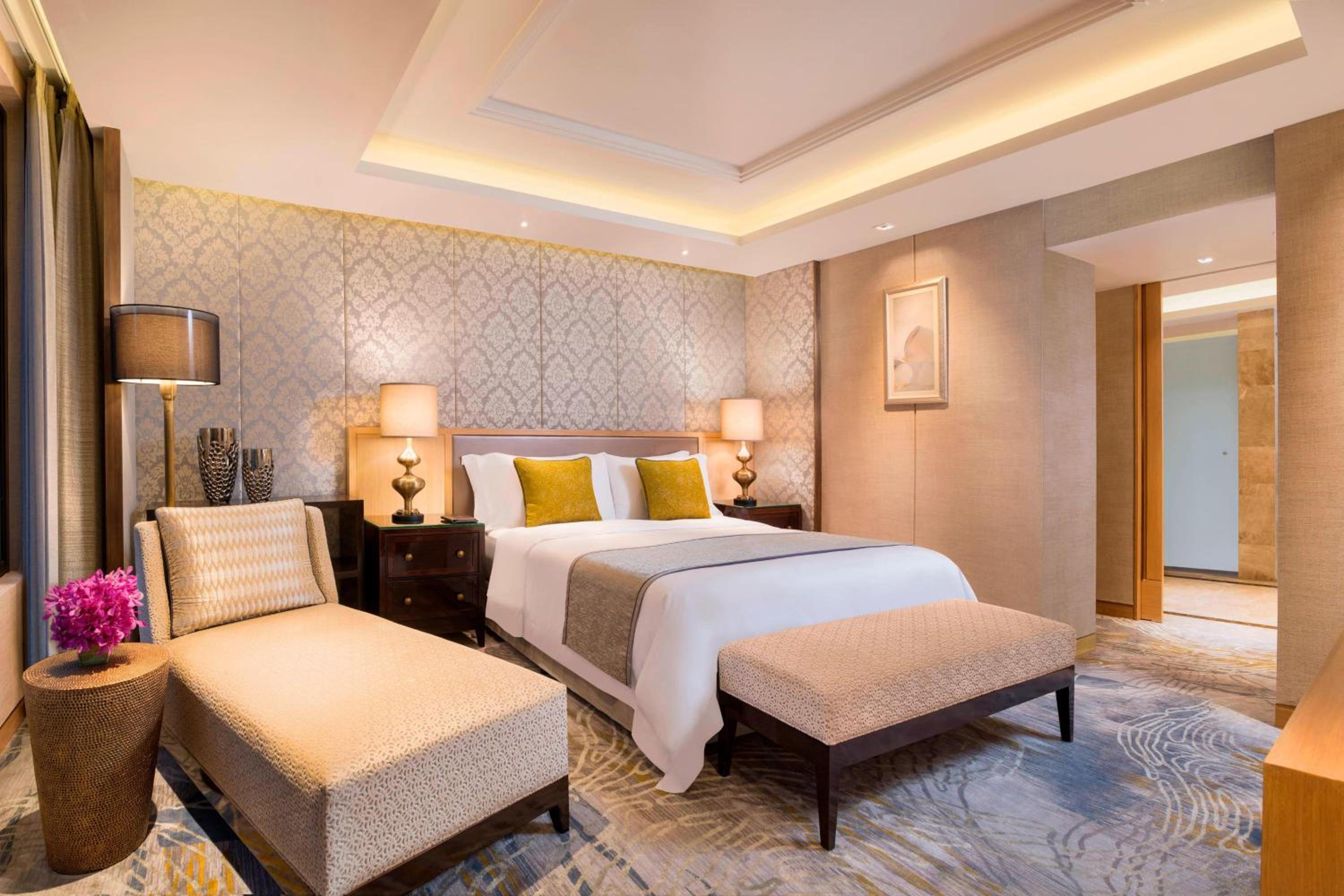 Governor, Suite, King Bed