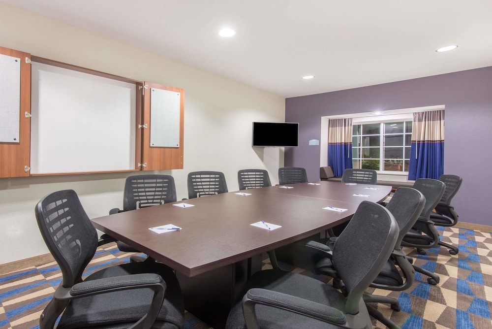Microtel Inn And Suites By Wyndham Cadiz 21/24