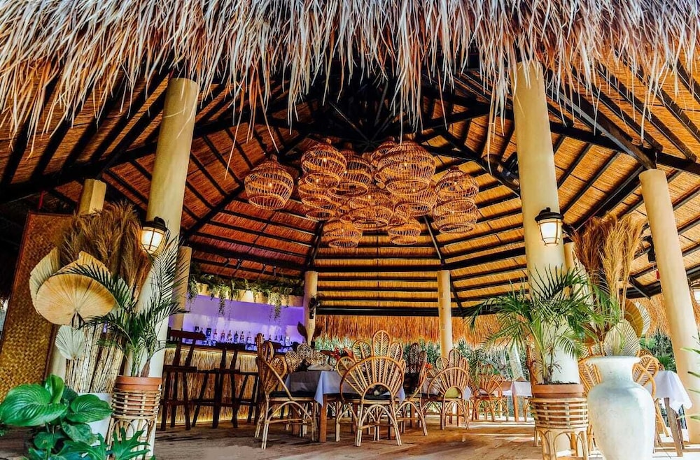 Las Cabanas Beach Resort 48/65