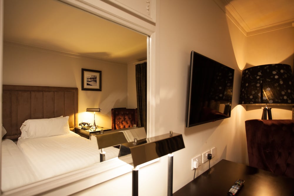 STRATHAVEN HOTEL 11/43