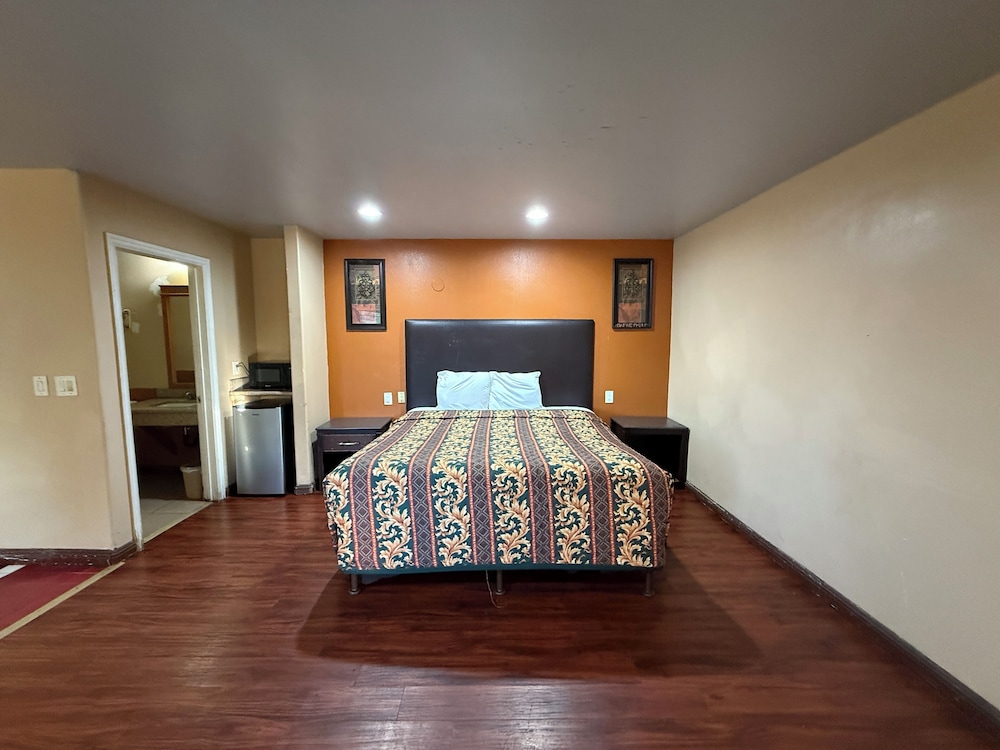 ROOM, KING BED, JETTED TUB