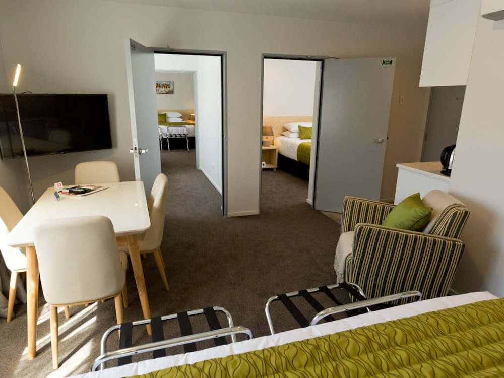 2 On Whiteleigh Motel 48/59