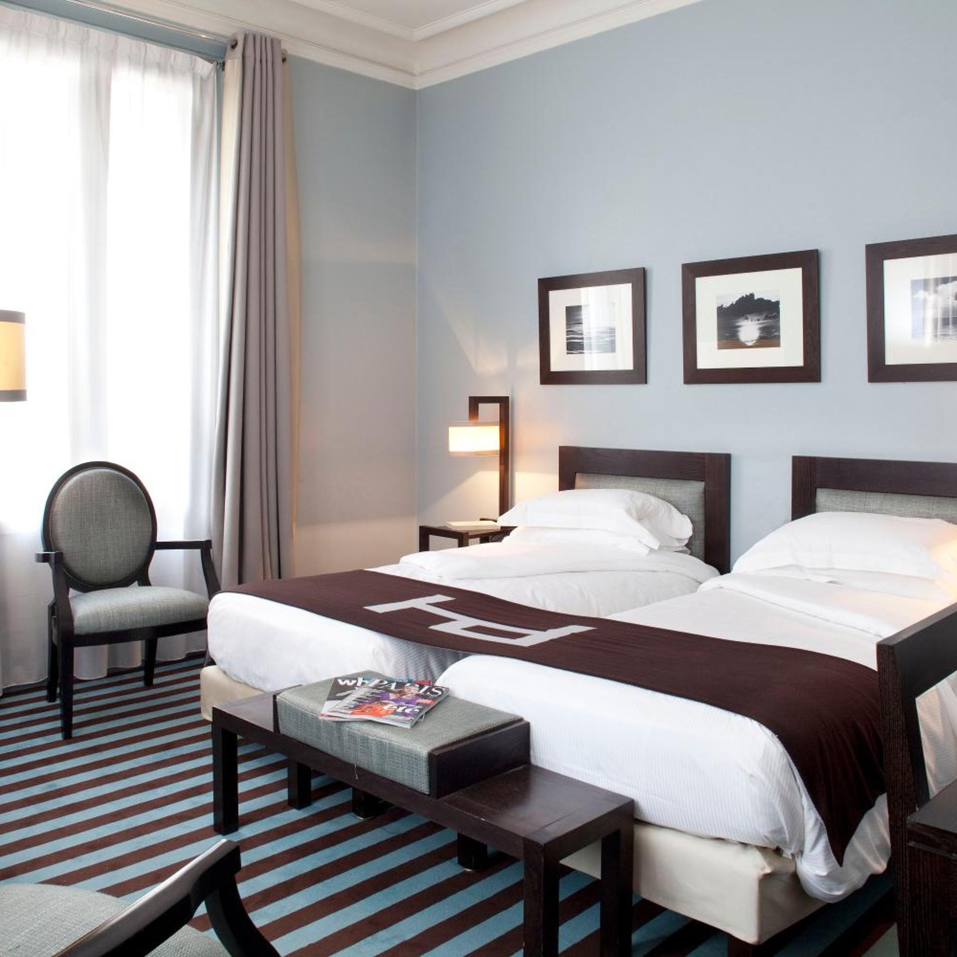 DELUXE, TWIN BEDS