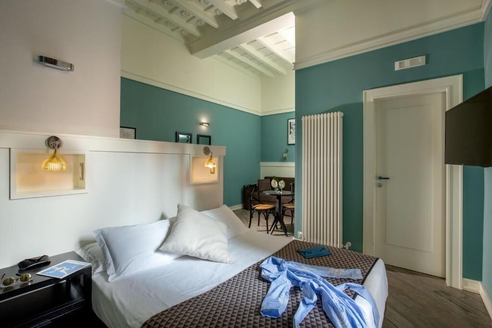 DELUXE, DOUBLE BED