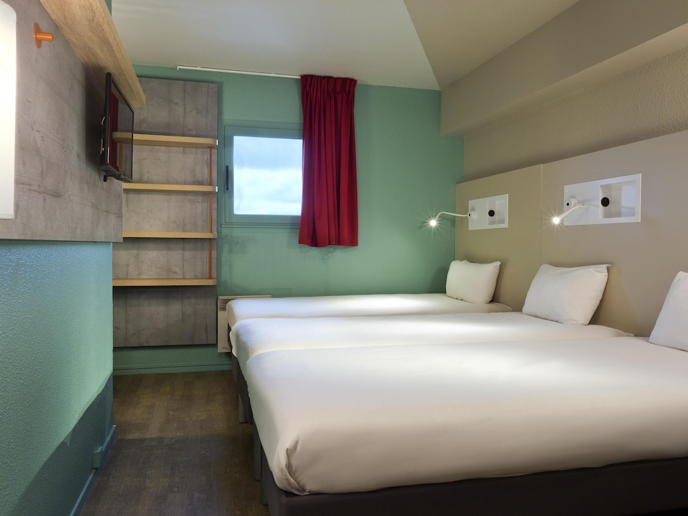 Tree, Triple, Twin Beds, 3 Beds
