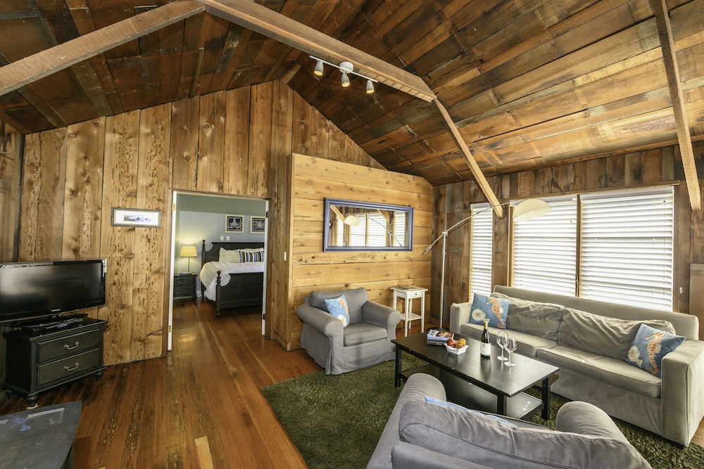 The Inn at Schoolhouse Creek 40/64