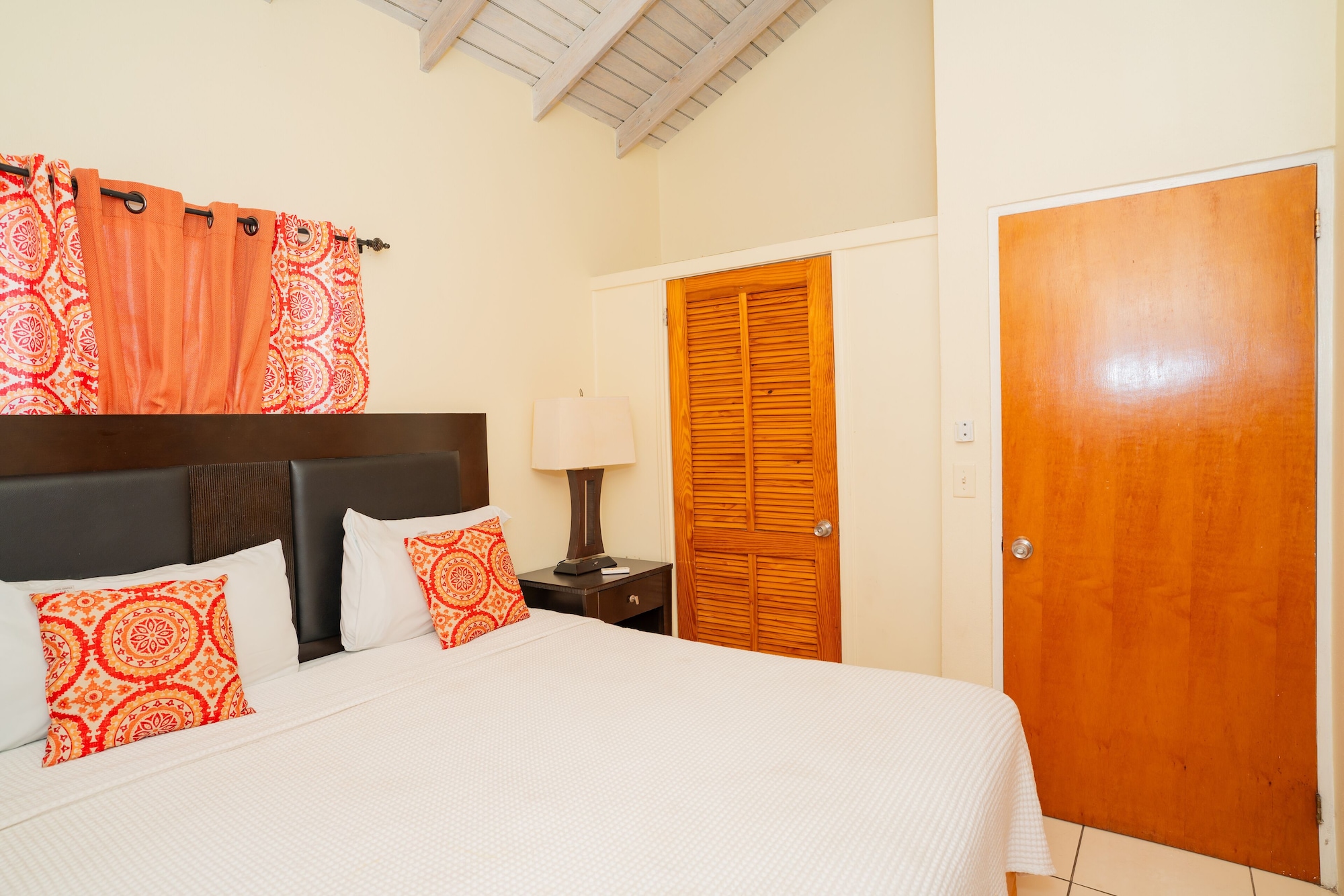DELUXE, SUITE, KING BED