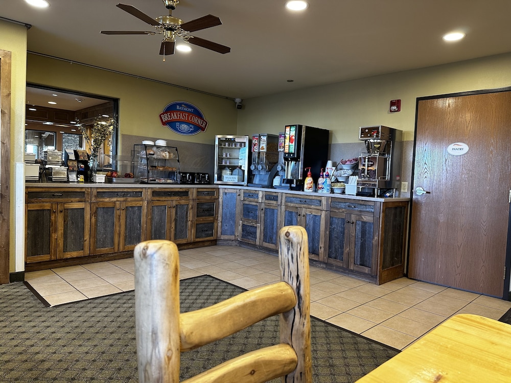 Pinedale Hotel & Suites 47/50