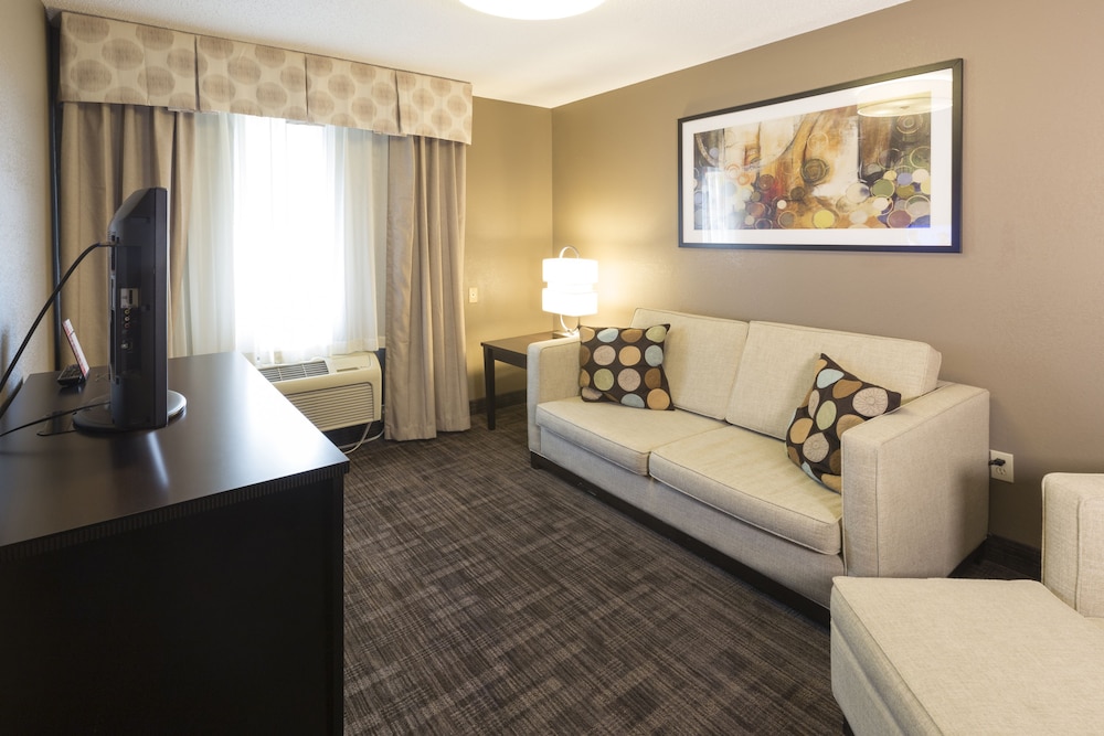 Holiday Inn Express Suites St Joseph 25/69