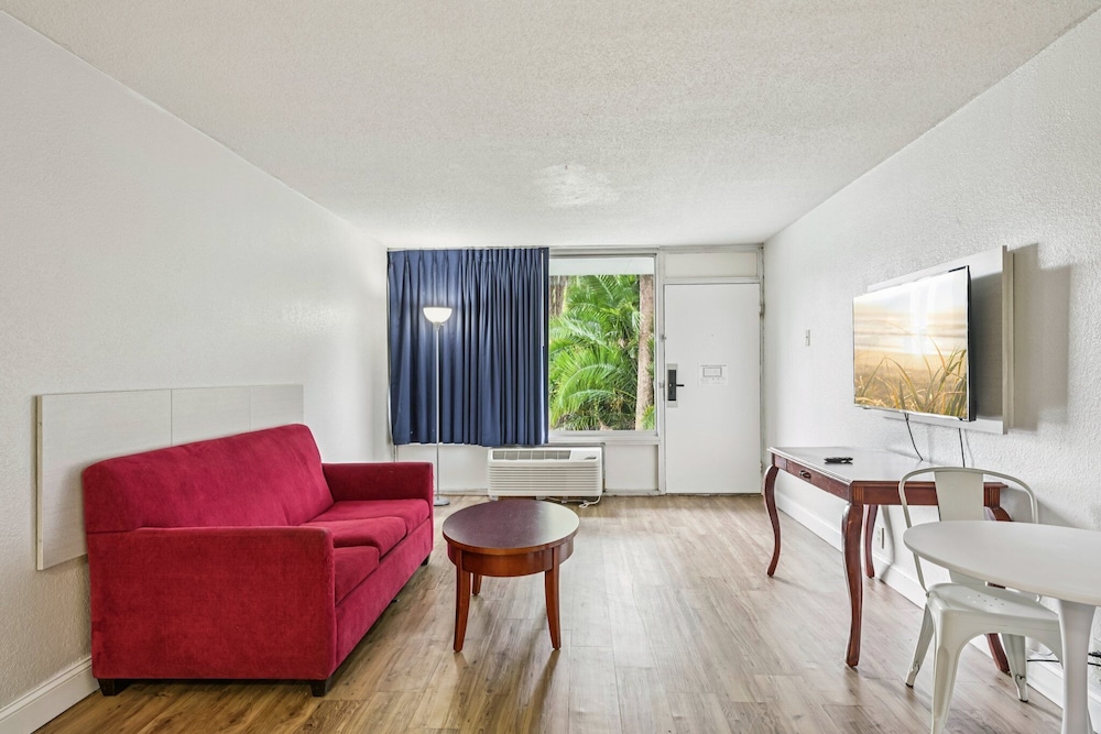 Stayable Suites Lakeland 42/66