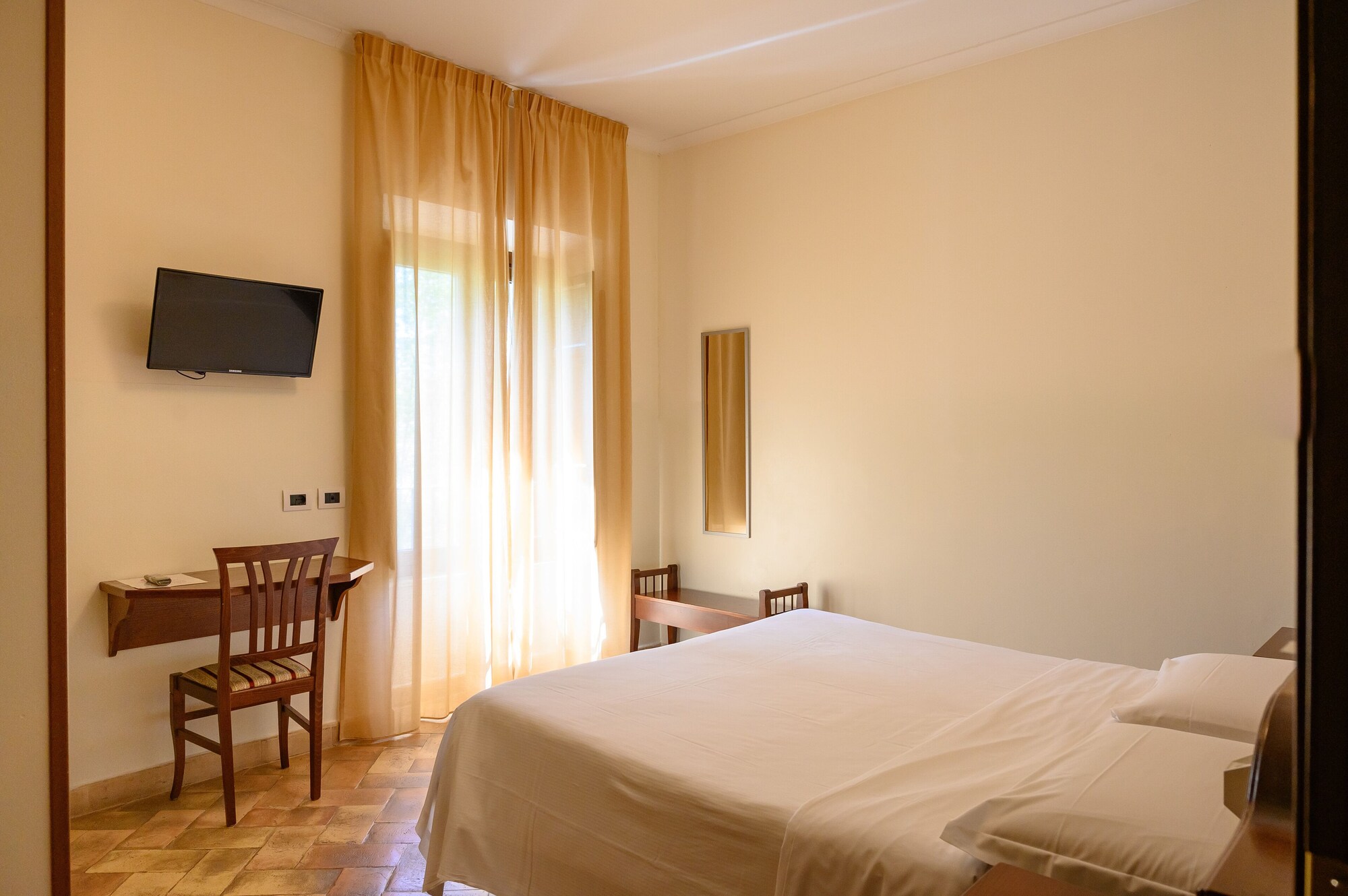 ROOM, DOUBLE OR TWIN BED
