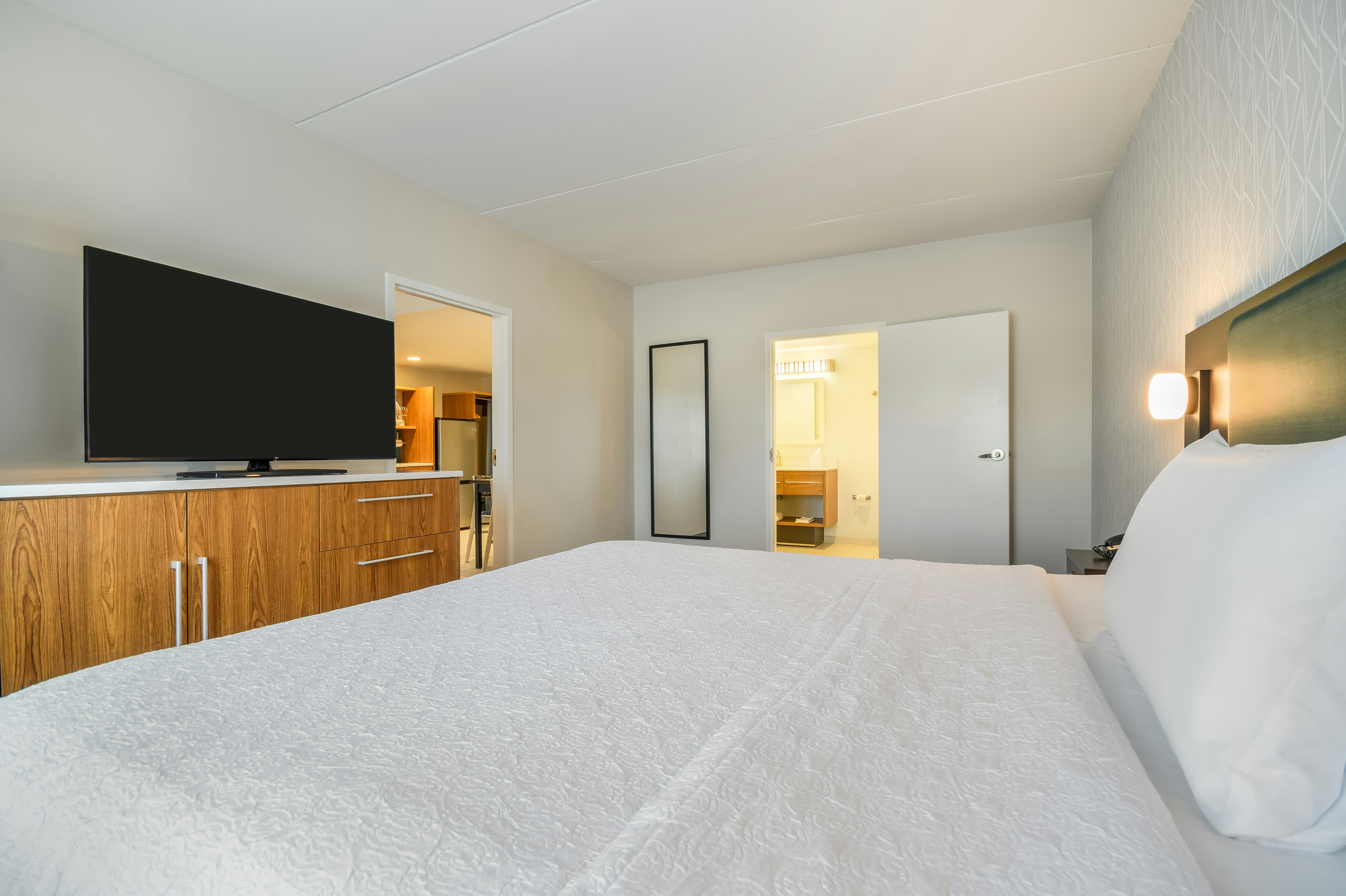 1 BEDROOM, SUITE, KING BED