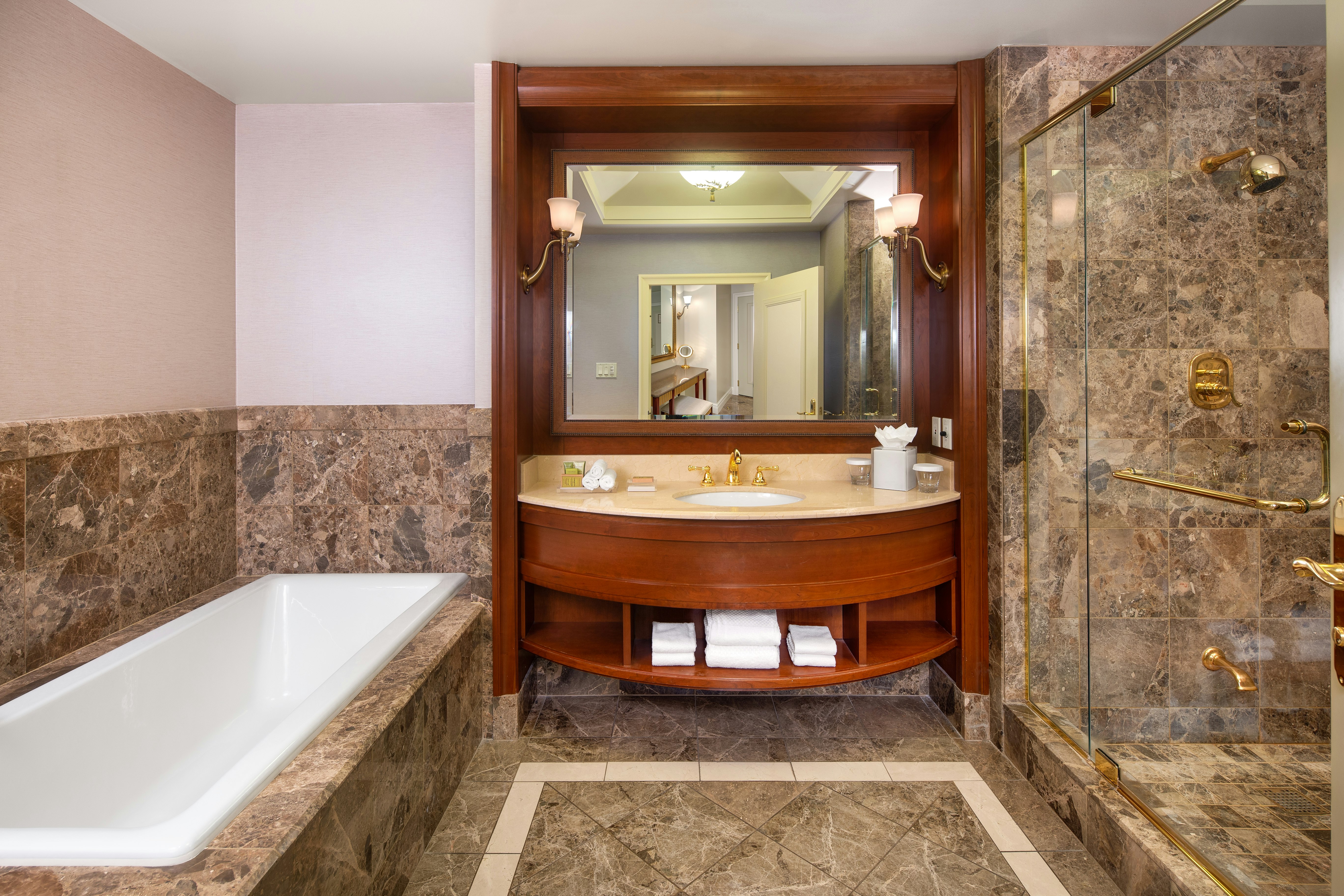 غرفة ديلوكس بسريرين كوين بإطلالة على البحيرة، Hilton Lac Leamy 3/4