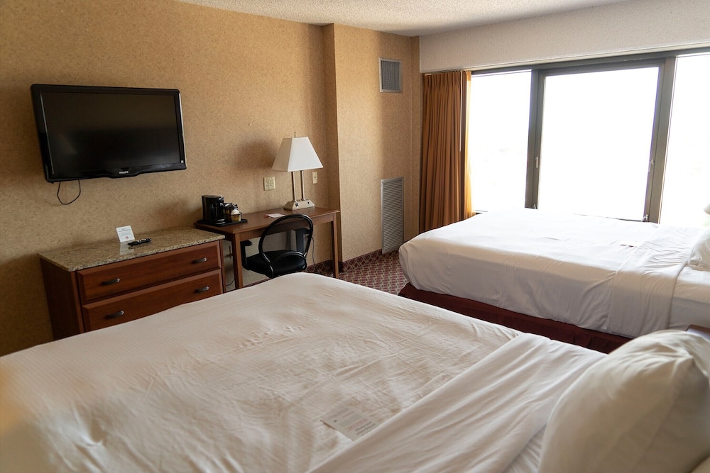 Ramada By Wyndham Topeka Downtown Hotel And Convention Center 14/36