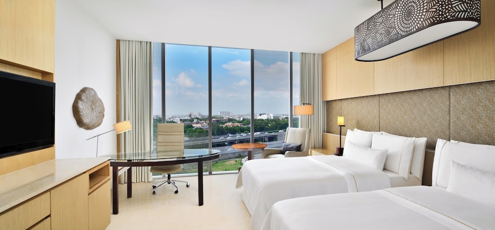 Club, 2 Queen Beds, City View