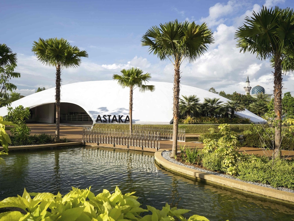 Movenpick Hotel & Convention Centre KLIA 60/63