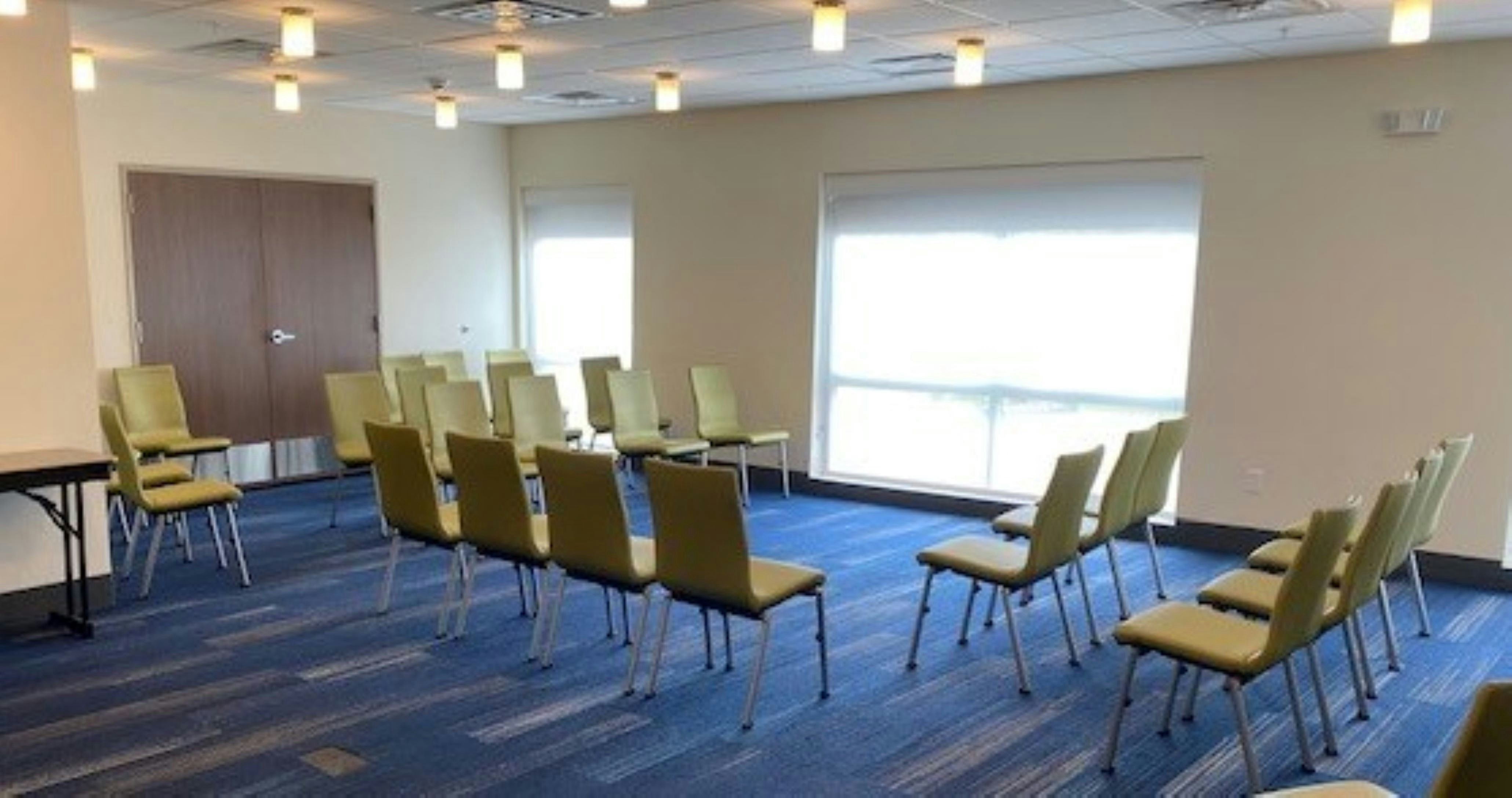 Holiday Inn Express and Suites Warrensburg North 52/58