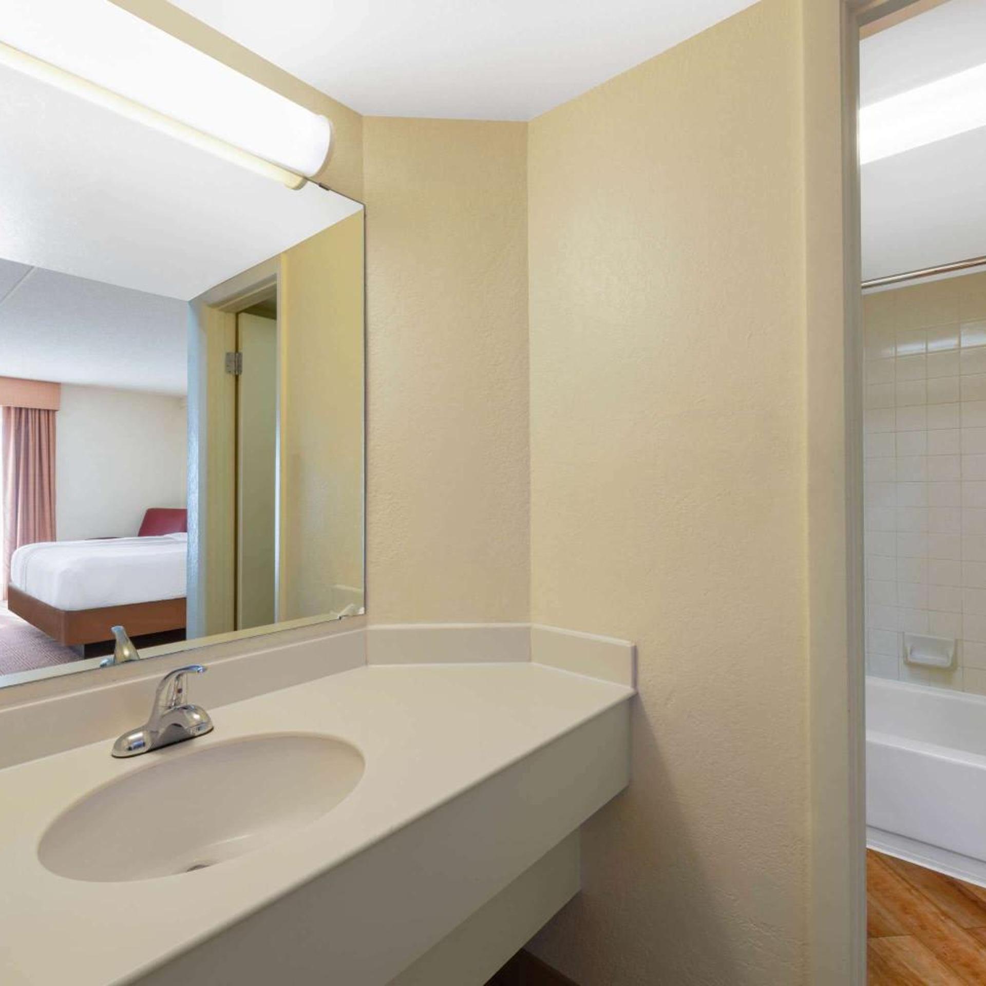 غرفة تنفيذية بسرير كينج، La Quinta Inn by Wyndham Deerfield Beach I-95 at Hillsboro E 6/6
