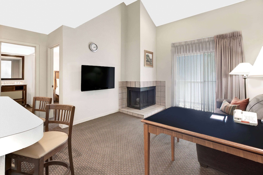 Craigshire Suites - Arlington 20/34